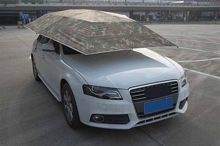 Şemsiyenin altında araba